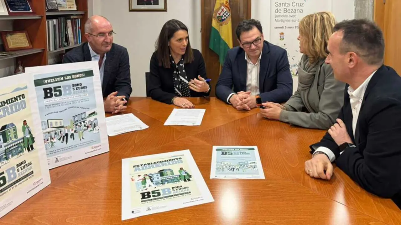 El Gobierno de Cantabria, a trav&eacute;s de la Consejer&iacute;a de Industria, Empleo, Innovaci&oacute;n y Comercio, colabora en la nueva campa&ntilde;a de dinamizaci&oacute;n comercial del Ayuntamiento de Santa Cruz de Bezana &lsquo;Bono 5 euros Bezana&rsquo;, que pondr&aacute; en circulaci&oacute;n 7.600 nuevos bonos hasta el pr&oacute;ximo 18 de noviembre con el fin de apoyar a los peque&ntilde;os establecimientos comerciales y hosteleros del municipio.