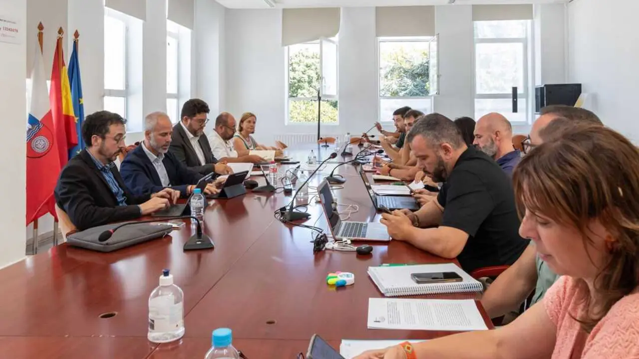 El consejero de Educaci&oacute;n, Sergio Silva, preside la mesa de negociaci&oacute;n con la Junta de Personal Docente. &copy;Patricia Pereda