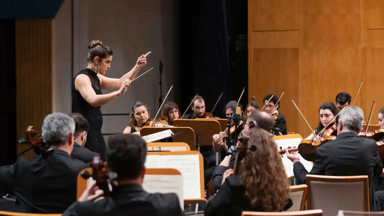 Concierto de la Orquesta Sinfonica del Cantabrico ( OSCAN)  dirigida por Paula Sumillera y acompa&ntilde;ados por el solista y violinista Miguel Borrego en el espectaculo titulado " Territorios Imaginados" en el Palacio de Festivales de Santander .