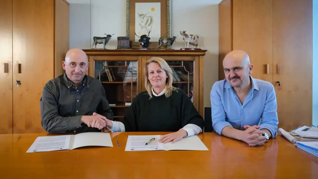 09:30 horas. Despacho de la consejera. La consejera de Desarrollo Rural, Ganader&iacute;a, Pesca y Alimentaci&oacute;n, Mar&iacute;a Jes&uacute;s Susinos, firma de convenio con la Sociedad C&aacute;ntabra de Fomento de Caza y Pesca. 3 de febrero de 2026 &copy; Ra&uacute;l Lucio