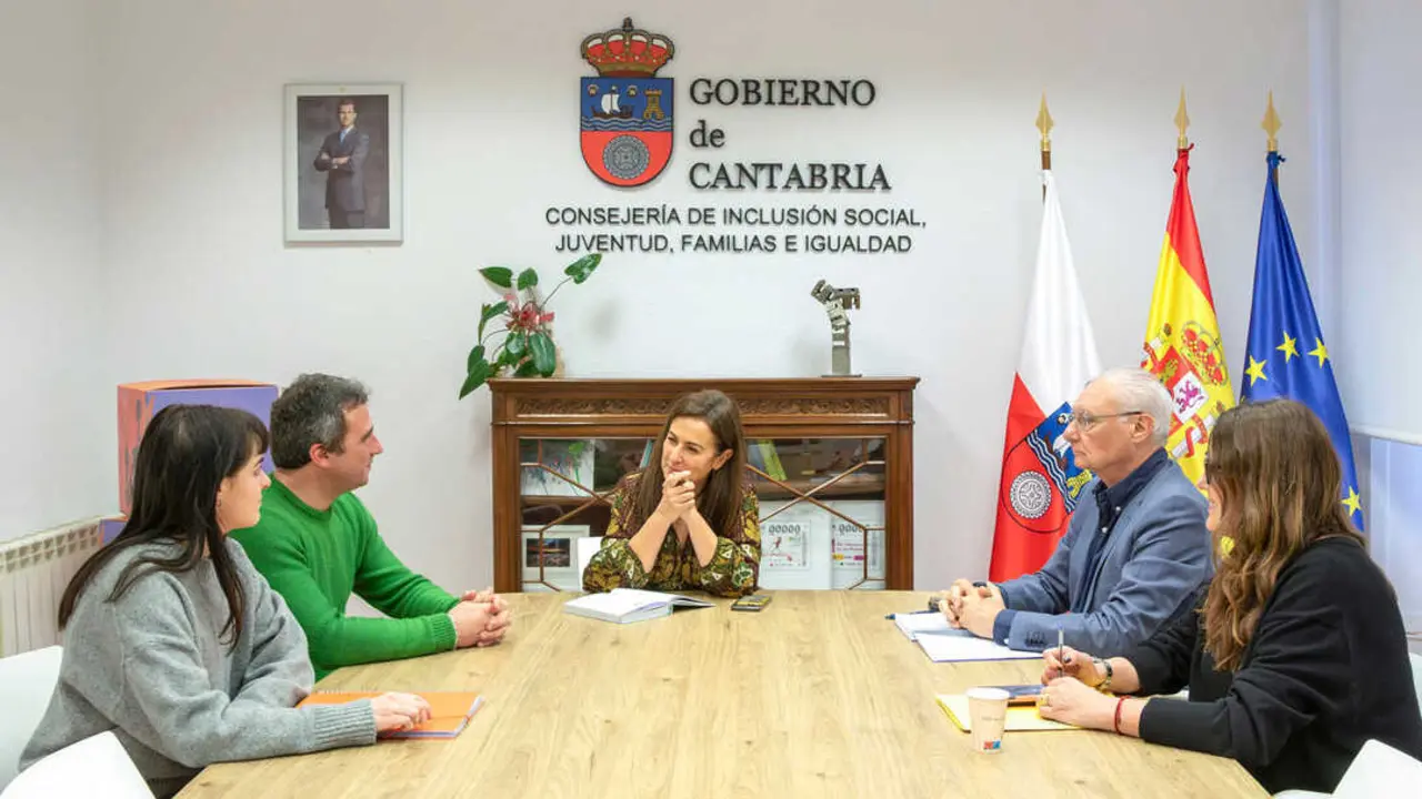 13:00 horas. Despacho de la consejera

La consejerea de Inclusion Social, Juventud, Familias e Igualdasd, Bego&ntilde;a G&oacute;mez del R&iacute;o, se re&uacute;ne con CanEla