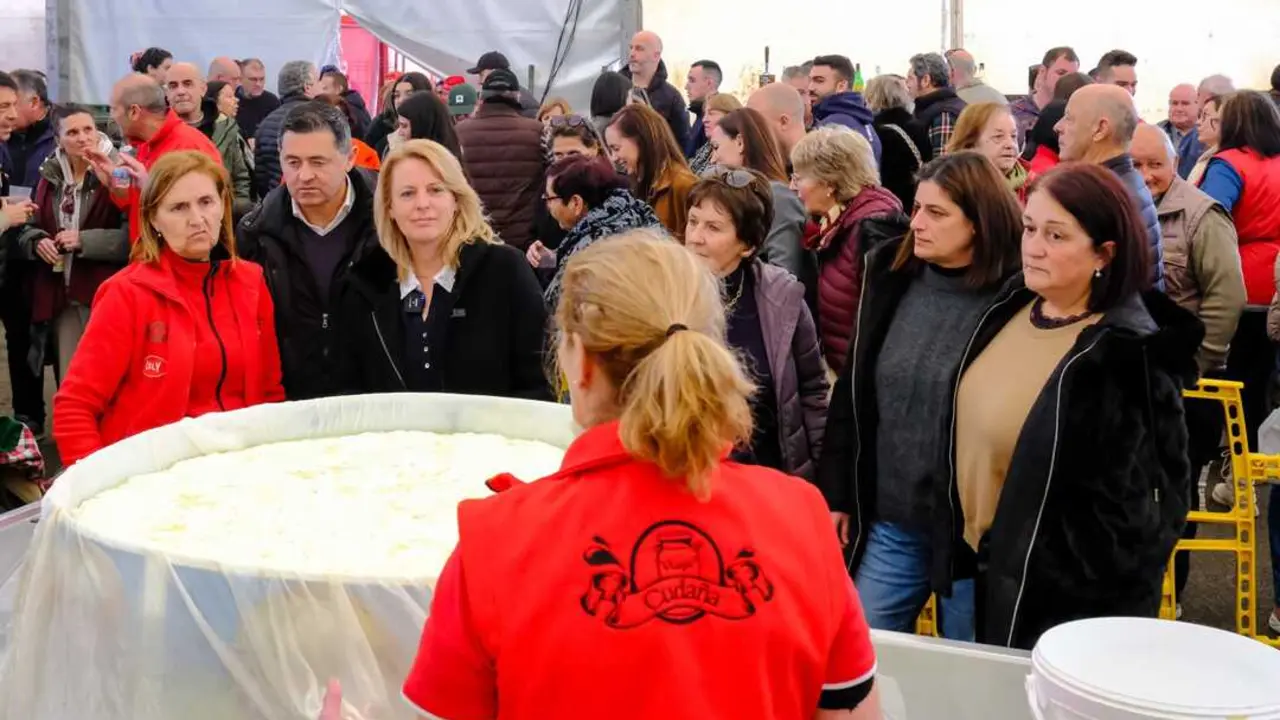 12:30 horas. Trasierra. Ruiloba. La consejera de Desarrollo Rural, Ganader&iacute;a, Pesca y Alimentaci&oacute;n, Mar&iacute;a Jes&uacute;s Susinos, asiste a la 9&ordf; Feria de la Leche de Ruiloba. 15 de febrero de 2026 &copy; Ra&uacute;l Lucio