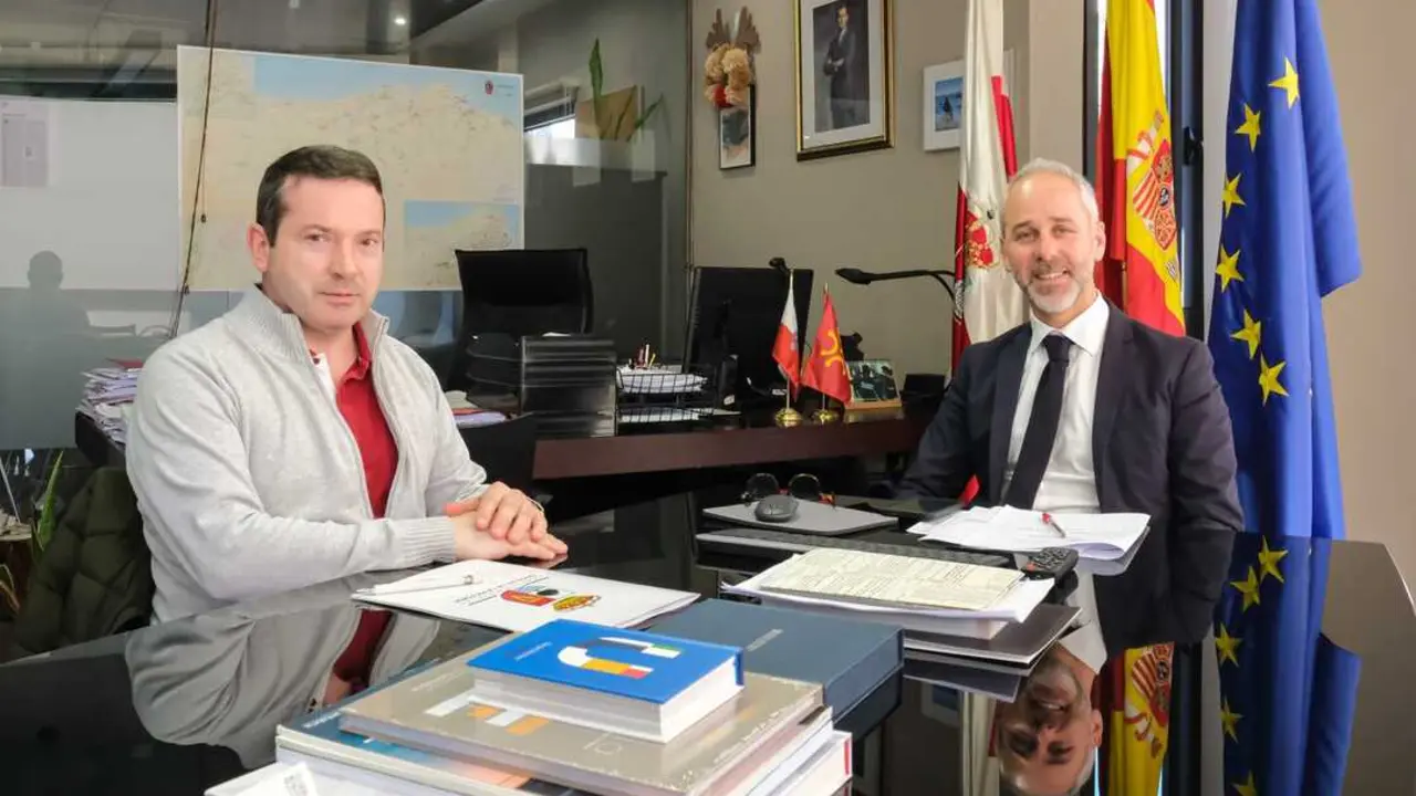 12:00 horas. Despacho del consejero. El consejero de Educaci&oacute;n, Formaci&oacute;n Profesional y Universidades, Sergio Silva, recibe al alcalde de Ramales de la Victoria, C&eacute;sar Garc&iacute;a. 26 de febrero de 2026 &copy; Ra&uacute;l Lucio