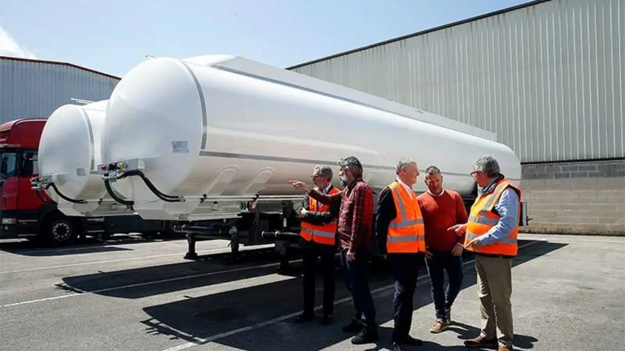 El consejero de Industria, Empleo, Innovaci&oacute;n y Comercio, Eduardo Arasti, visita la empresa Cisternas Cobo. 
24 may 24