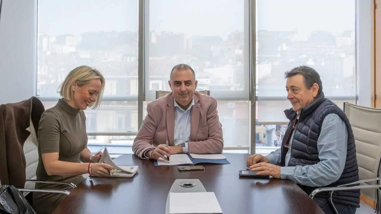 09:00 horas. Despacho del consejero
El consejero de Fomento, Vivienda, Ordenaci&oacute;n del Territorio y Medio Ambiente, Roberto Media, se re&uacute;ne con la alcaldesa de Santillana del Mar.