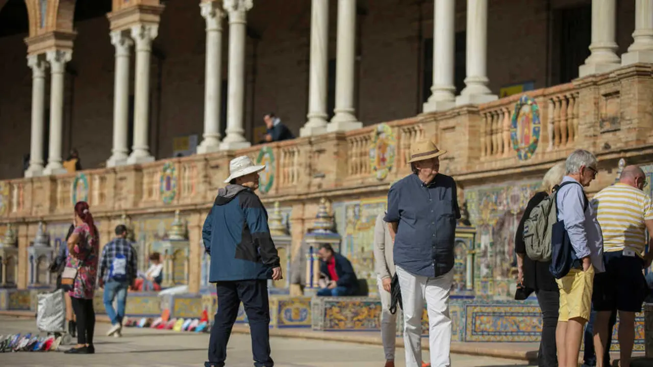 SEVILLA, 22.10.19. Turistas en la Plaza de Espa&ntilde;a de Sevilla.(Andaluc&iacute;a, Espa&ntilde;a).
