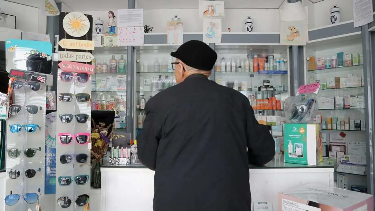 Pedrafito do Cebreiro y Cervantes, Lugo. Farmacias de Pedrafita y San Rom&aacute;n de Cervantes, en Lugo, donde la Xunta de Galicia viene de nombrar 11 zonas farmac&eacute;uticas especiales, que se corresponden con los concellos que &uacute;nicamente disponen de un despacho de farmacia y adem&aacute;s presentan una densidad poblacional inferior a los 10h/m2. En la imagen, actividad comercial en la farmacia de Pedrafita do Cebreiro, en la ma&ntilde;ana del mi&eacute;rcoles 25 de febrero