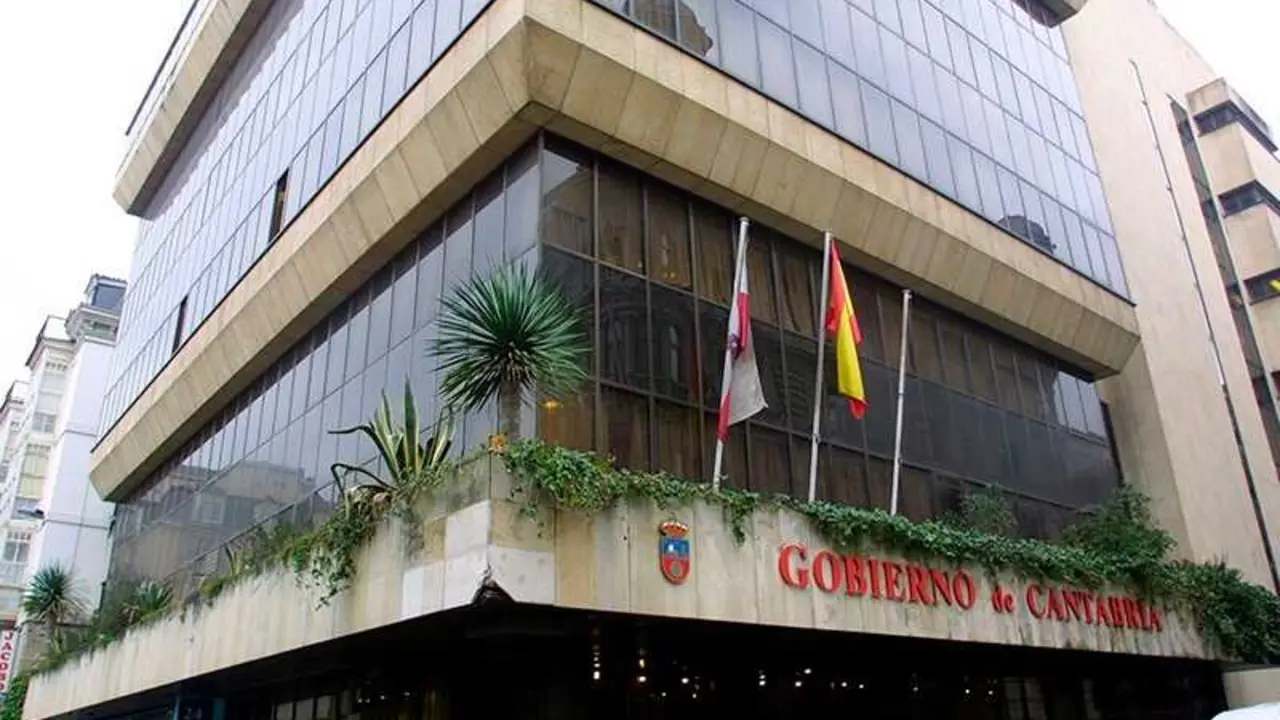 SEDE CONSEJERIA DE ECONOMIA Y HACIENDA.
EDIFICIO MACHO.SANTANDER
NACHO ROMERO &copy;
20 NOV 01