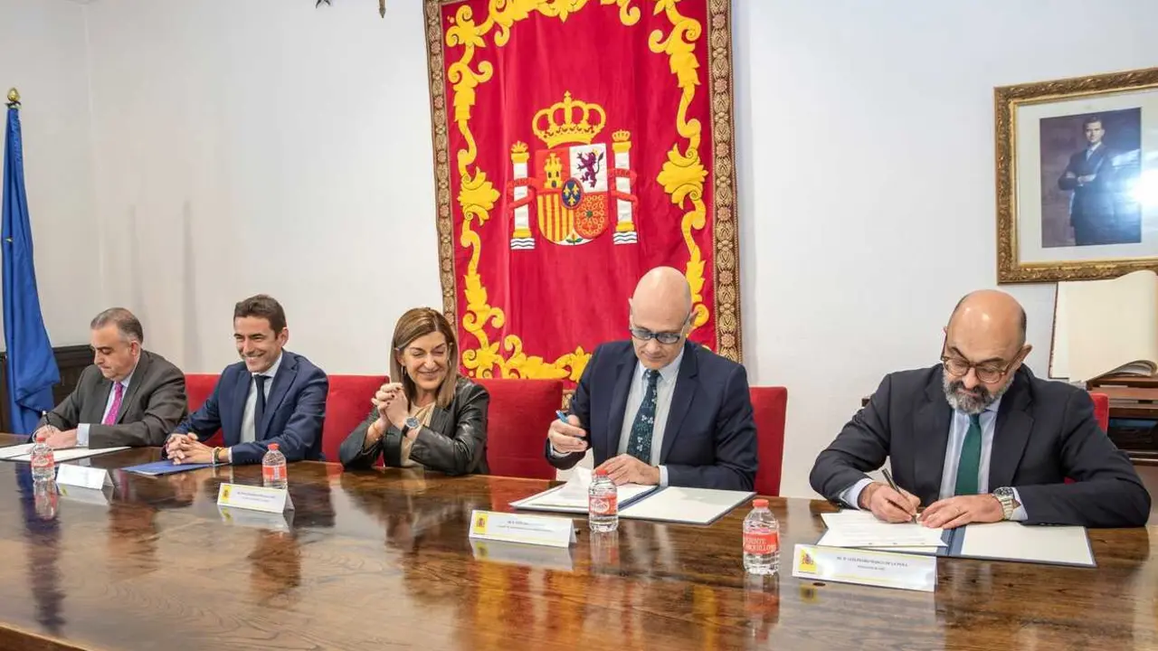 La presidenta de Cantabria, Mar&iacute;a Jos&eacute; S&aacute;enz de Buruaga, firma el Protocolo General de Actuaci&oacute;n entre el Gobierno de Cantabria, ADIF y el Ayuntamiento de Los Corrales de Buelna para avanzar en la reordenaci&oacute;n ferroviaria del municipio
9 mar 26