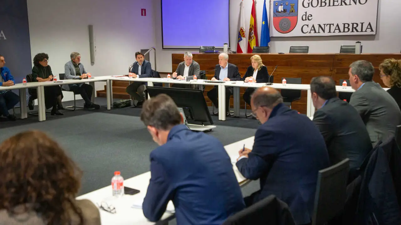 Sal&oacute;n de actos de la Consejer&iacute;a (planta 0)
El consejero de Industria, Empleo, Innovaci&oacute;n y Comercio, Eduardo Arasti, preside la segunda reuni&oacute;n del comit&eacute; de coordinaci&oacute;n que eval&uacute;a el impacto de la Guerra de Oriente Medio en Cantabria.
n romero 
30 mar 26