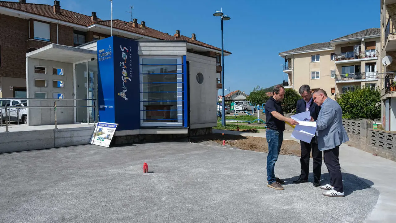 12:45 horas. Ayuntamiento de Argo&ntilde;os. El consejero de Cultura, Turismo y Deporte, Luis Mart&iacute;nez Abad, inaugura la nueva oficina de turismo de Argo&ntilde;os. 8 de abril de 2026 &copy; Ra&uacute;l Lucio