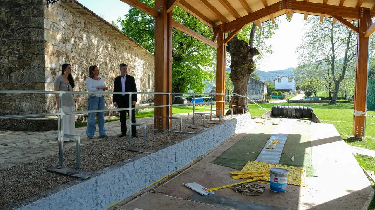 11:30 horas. Ayuntamiento de Ampuero. El consejero de Cultura, Turismo y Deporte, Luis Mart&iacute;nez Abad, visita las obras de mejora en el casco urbano. 8 de abril de 2026 &copy; Ra&uacute;l Lucio