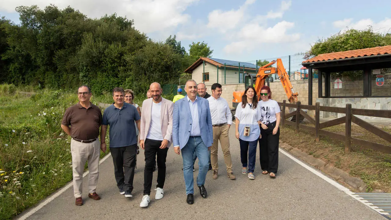 10:30 horas. Urb. Se&ntilde;a-Bellavista. Se&ntilde;a
https://www.google.com/maps/place/Urb.+Se%C3%B1a-Bellavista+Pe%C3%B1afl,+2C,+Limpias,+Cantabria/@43.3957789,-3.4173042,15z/data=!4m6!3m5!1s0xd4eea805eb0190b:0xf8b147af01bdf6c6!8m2!3d43.3957789!4d-3.4173042!16s%2Fg%2F11cs7nqphx 

El consejero de Fomento, Ordenaci&oacute;n del Territorio y Medio Ambiente, Roberto Media, pone la primera piedra de la carretera Se&ntilde;a-Laredo.