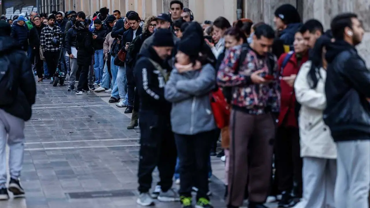 ROBER SOLSONA&hellip;20260205&hellip;..VALENCIA&hellip;..
COLAS INMIGRANTES.