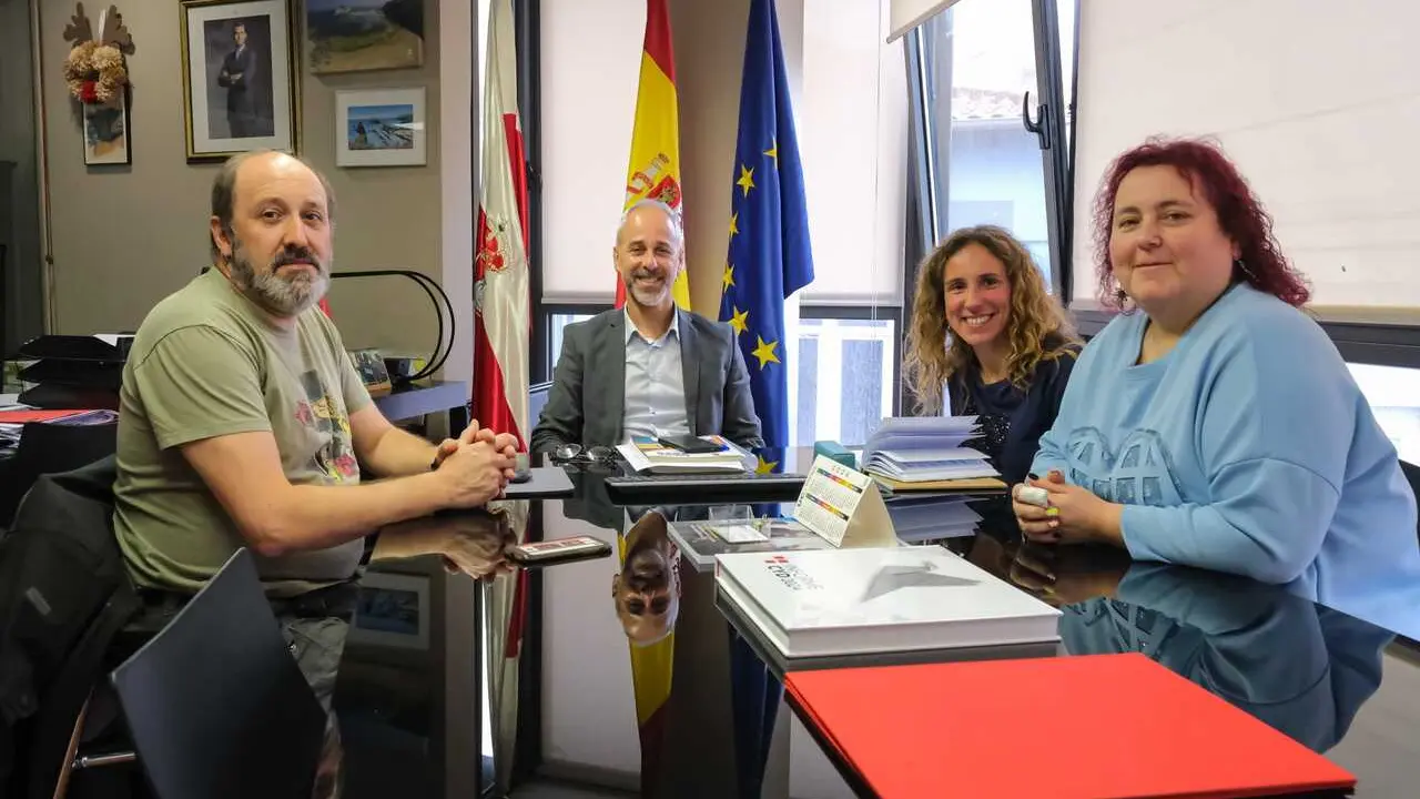 10:00 horas. Despacho del consejero. El consejero de Educaci&oacute;n, Formaci&oacute;n Profesional y Universidades, Sergio Silva, se re&uacute;ne con FAMPA. 20 de abril de 2026 &copy; Ra&uacute;l Lucio