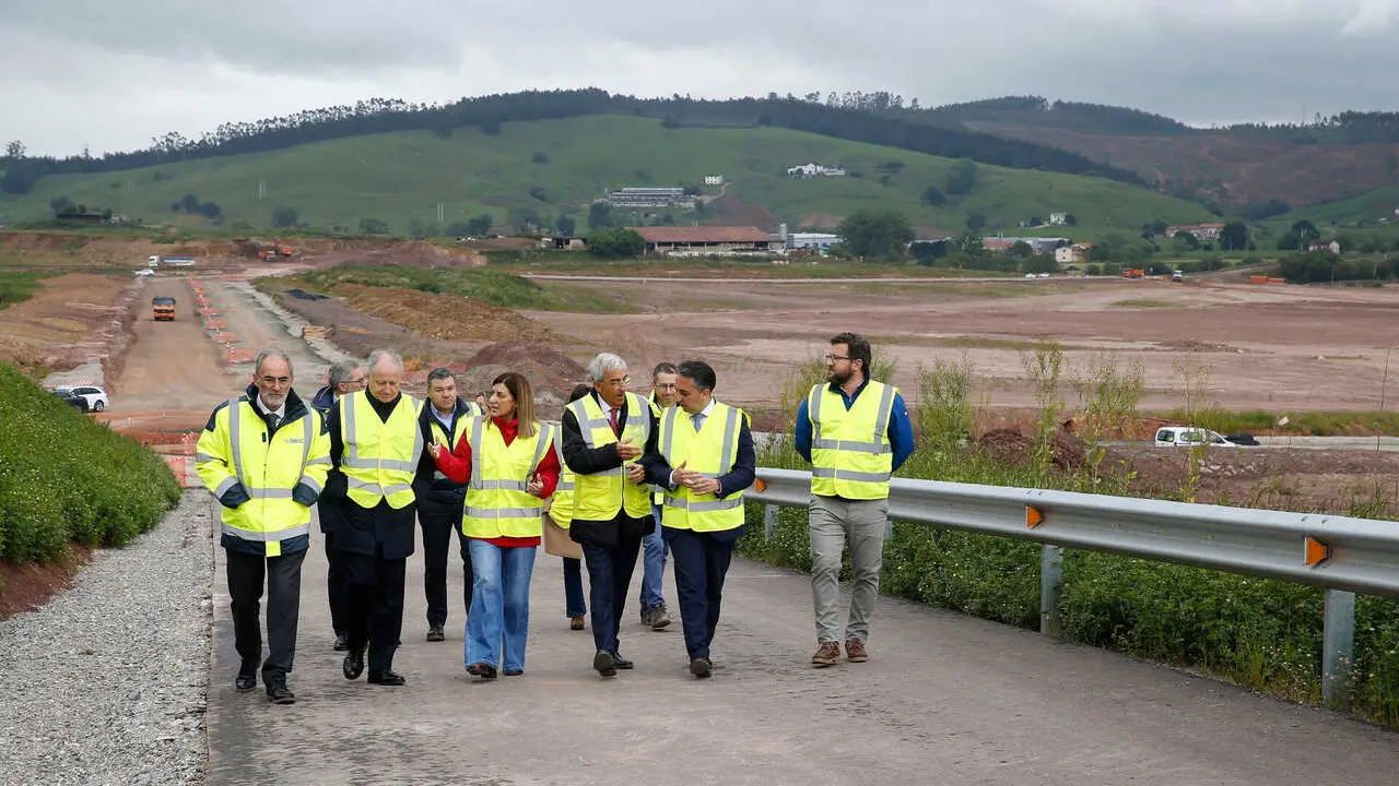 La presidenta de Cantabria, Mar&iacute;a Jos&eacute; S&aacute;enz de Buruaga, visita las obras del Centro log&iacute;stico e industrial de La Pasiega.
19 MAY 25