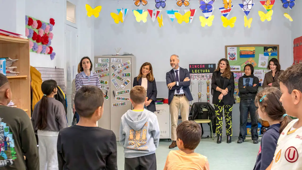 . 12 00h. EDUCACION. Visita a Semana Cultural del CEIP Magallanes, de Santander.