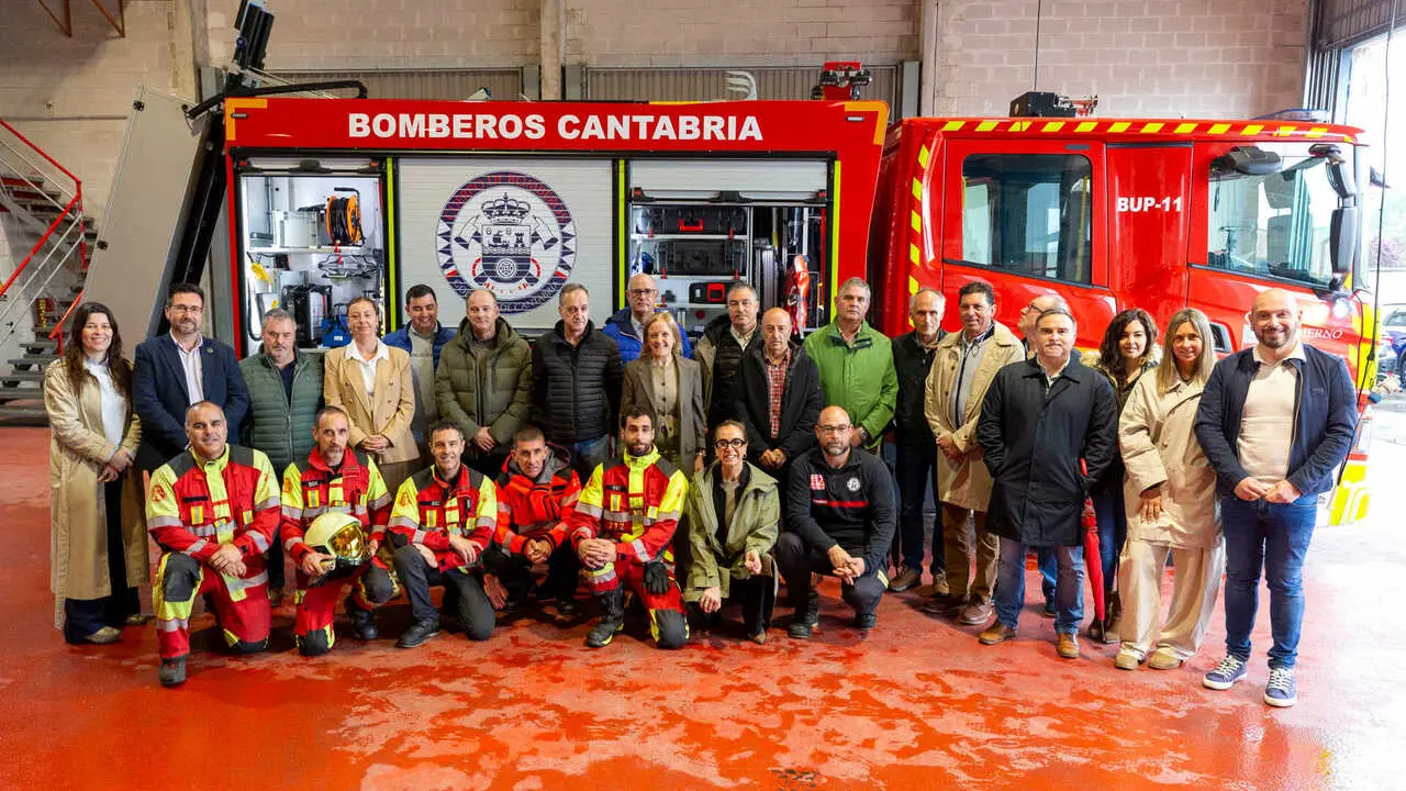 9:30 horas, Parque de Bomberos de Laredo
La consejera de Presidencia, Justicia, Seguridad y Simplificaci&oacute;n Administrativa, Isabel Urrutia, visita el Parque de Bomberos de Laredo y presenta un nuevo veh&iacute;culo.
4 MAYO 26 &copy; Miguel De la Parra