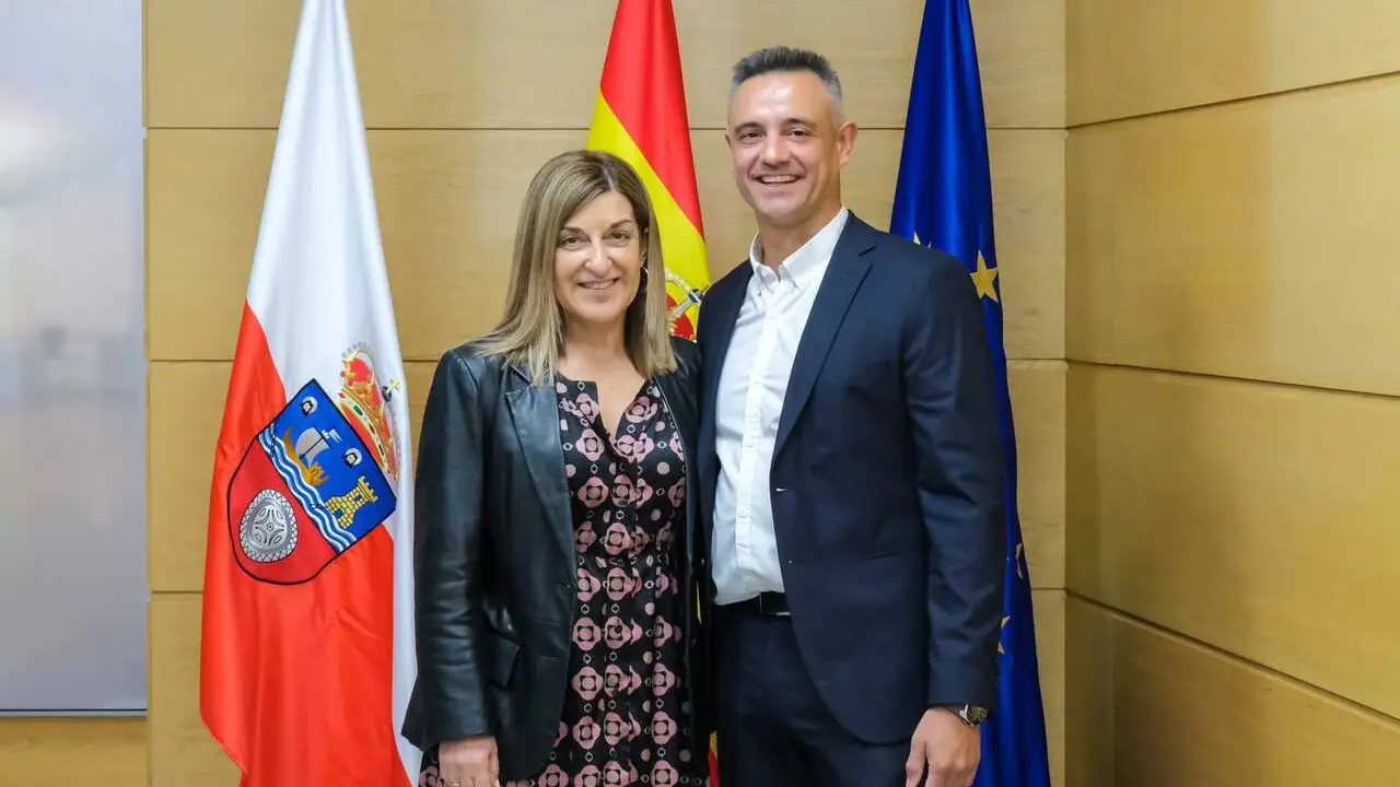 11:30 horas. Despacho de la presidenta. La presidenta de Cantabria, Mar&iacute;a Jos&eacute; S&aacute;enz de Buruaga, recibe al alcalde de San Pedro del Romeral, Jes&uacute;s Mantec&oacute;n. 6 de mayo de 2026 &copy; Ra&uacute;l Lucio