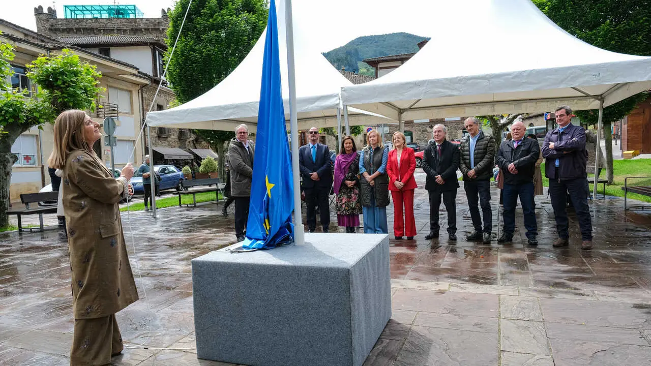 12:00 horas. Plaza Jes&uacute;s de Monasterio, Potes. La presidenta de Cantabria, Mar&iacute;a Jos&eacute; S&aacute;enz de Buruaga, preside el acto conmemorativo del D&iacute;a de Europa. &copy; Ra&uacute;l Lucio 09 de mayo de 2026