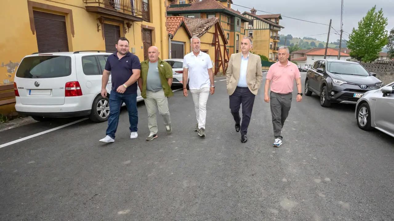 11:00 horas. Hazas de Cesto. https://maps.app.goo.gl/TBaXAXpTCiwj8jSZ6
El consejero de Fomento, Vivienda, Ordenaci&oacute;n del Territorio y Medio Ambiente, Roberto Media, inaugura diversas obras realizadas por su departamento en Hazas de Cesto.