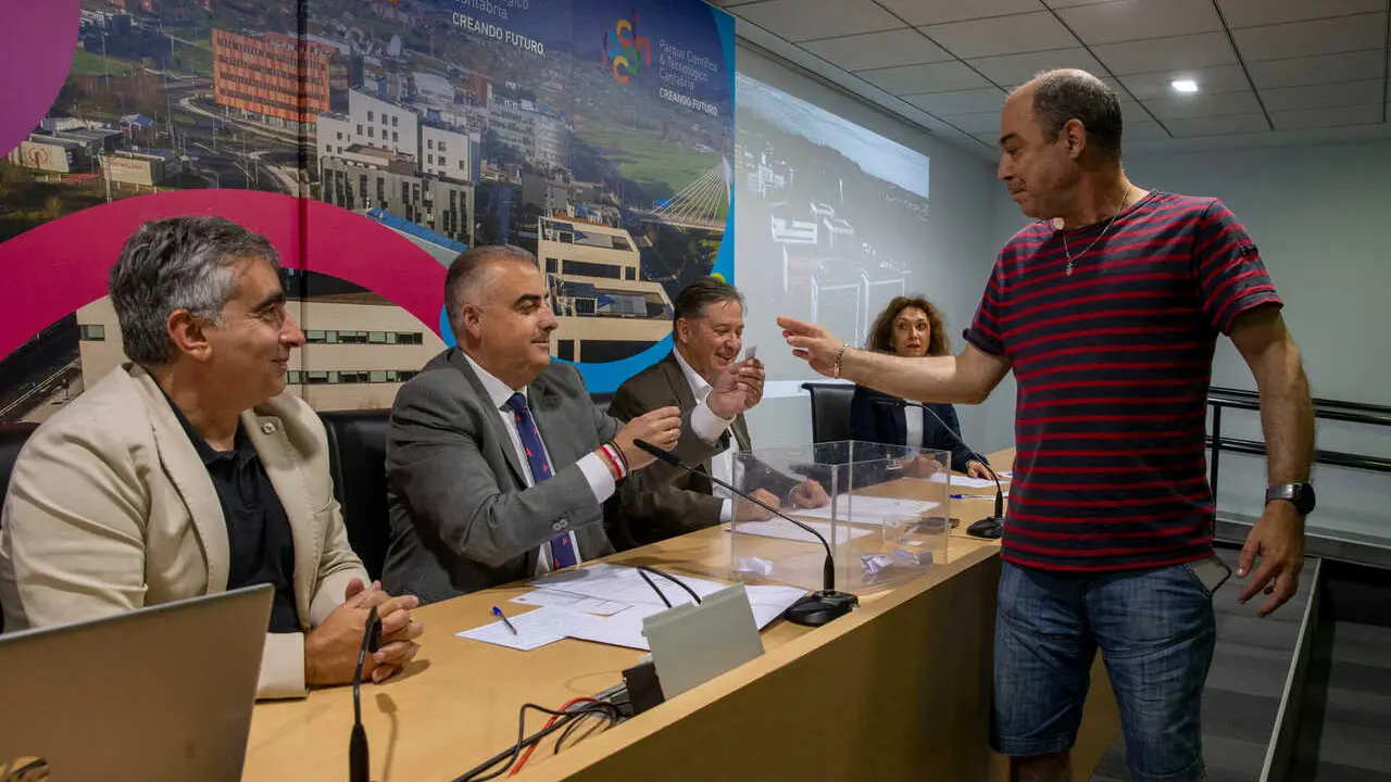 10:30 horas. Sal&oacute;n de actos del PCTCAN
El consejero de Fomento, Vivienda, Ordenaci&oacute;n del Territorio y Medio Ambiente,
Roberto Media, asiste al sorteo de las tres Viviendas de Protecci&oacute;n Oficial de Orejo,
Marina de Cudeyo 1 jun 26 &copy;&nbsp;Miguel De la Parra