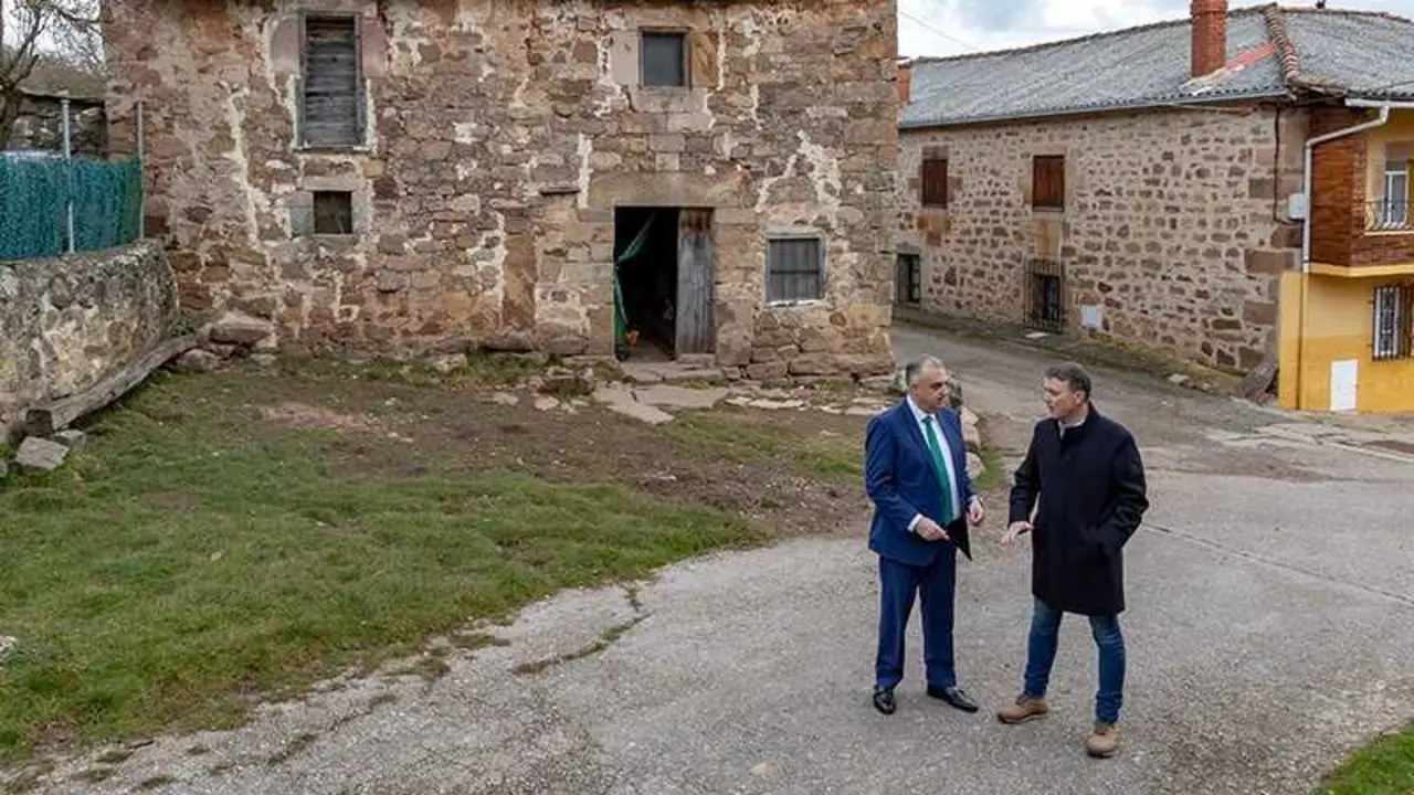 10:00 horas. Valdeolea https://maps.app.goo.gl/hCCTF6p4GjmWXbWe8

El consejero de Fomento, Ordenaci&oacute;n del Territorio y Medio Ambiente, Roberto Media, inaugura obras de asfaltado en el municipio.