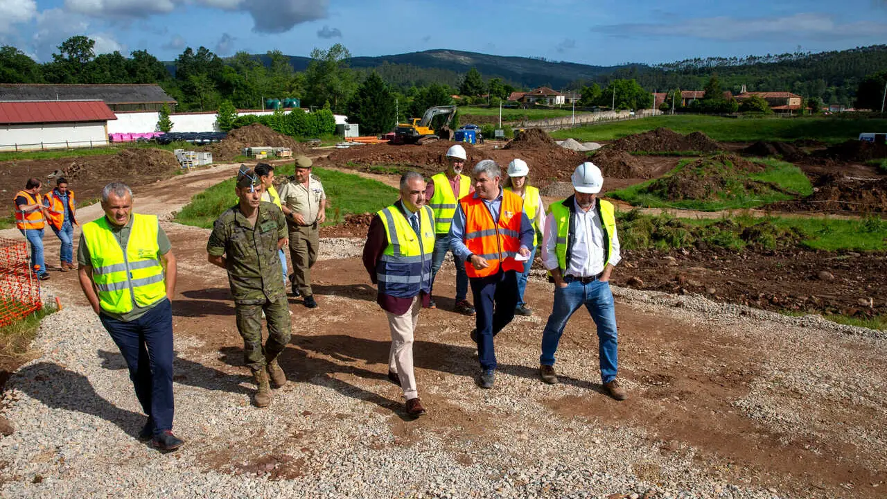El consejero de Fomento, Vivienda, Ordenaci&oacute;n del Territorio y Medio Ambiente,
Roberto Media, visita las obras de construcci&oacute;n del espacio especializado para la
insensibilizaci&oacute;n equina en el Centro Militar de Cr&iacute;a Caballar. 5 Jun 26 &copy; Miguel De la Parra