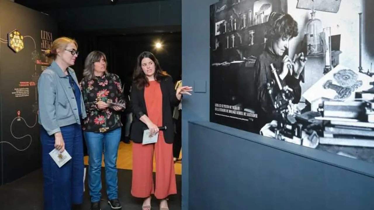 12:00 horas. Museo Mar&iacute;timo del Cant&aacute;brico. La directora general de Cultura y Patrimonio Hist&oacute;rico, Eva Guillermina Fern&aacute;ndez, inaugura la exposici&oacute;n 'Luisa de la vega: El arte de ilustrar la ciencia&rsquo;. 8 de junio &copy; Ra&uacute;l Lucio