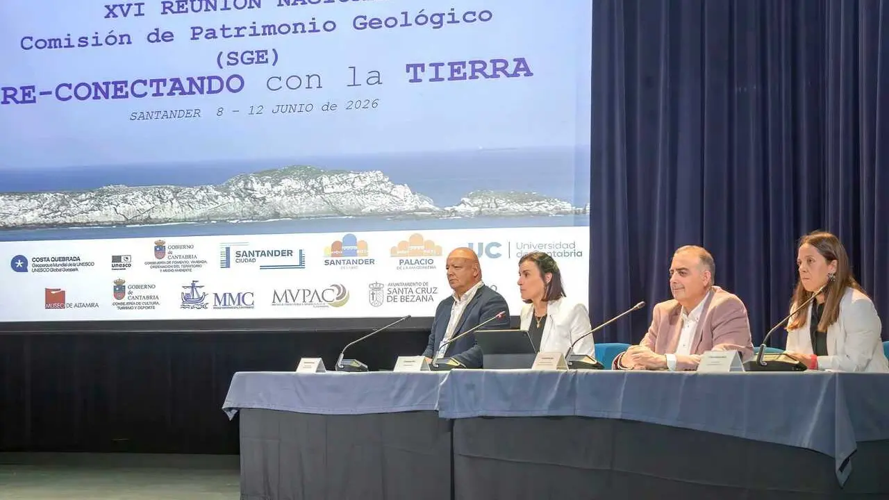 09:30 horas. Caballerizas del Palacio de La Magdalena
El consejero de Fomento, Vivienda, Ordenaci&oacute;n del Territorio y Medio Ambiente, Roberto Media, asiste a la inauguraci&oacute;n de la &lsquo;XVI Reuni&oacute;n Nacional de la Comisi&oacute;n de Patrimonio Geol&oacute;gico de la Sociedad Geol&oacute;gica de Espa&ntilde;a&rsquo;.