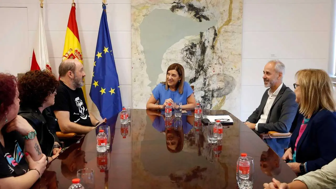 La presidenta de Cantabria, Mar&iacute;a Jos&eacute; S&aacute;enz de Buruaga, recibe a la delegaci&oacute;n de FAMPA y CEAPA.
12 jun 26