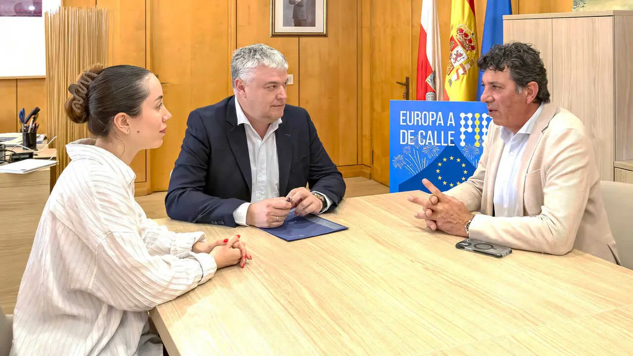 13:20. Despacho del consejero
El consejero de Econom&iacute;a, Hacienda, Fondos Europeos y Financiaci&oacute;n Auton&oacute;mica, Luis &Aacute;ngel Ag&uuml;eros, firma un convenio con el alcalde de Bareyo para una subvenci&oacute;n de Fondos Europeos
