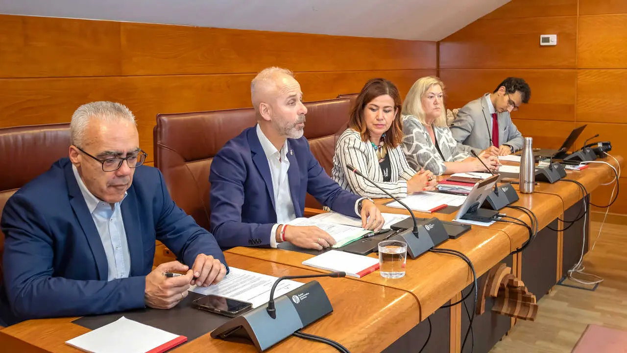 12:00 Parlamento de Cantabria
El consejero de Educaci&oacute;n, Formaci&oacute;n Profesional y Universidades, Sergio Silva, comparece en comisi&oacute;n parlamentaria para informar el Proyecto de Ley de Autoridad del Profesorado y la Convivencia Escolar en los Centros Educativos de Cantabria.