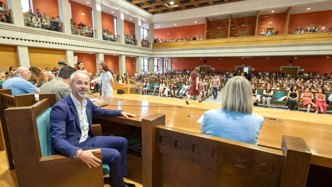 10:00 horas. Paraninfo de la Universidad de Cantabria
El consejero de Educaci&oacute;n, Formaci&oacute;n Profesional y Universidades, Sergio Silva, participa en la entrega de t&iacute;tulos a funcionarios del Cuerpo de Maestros y Profesores.