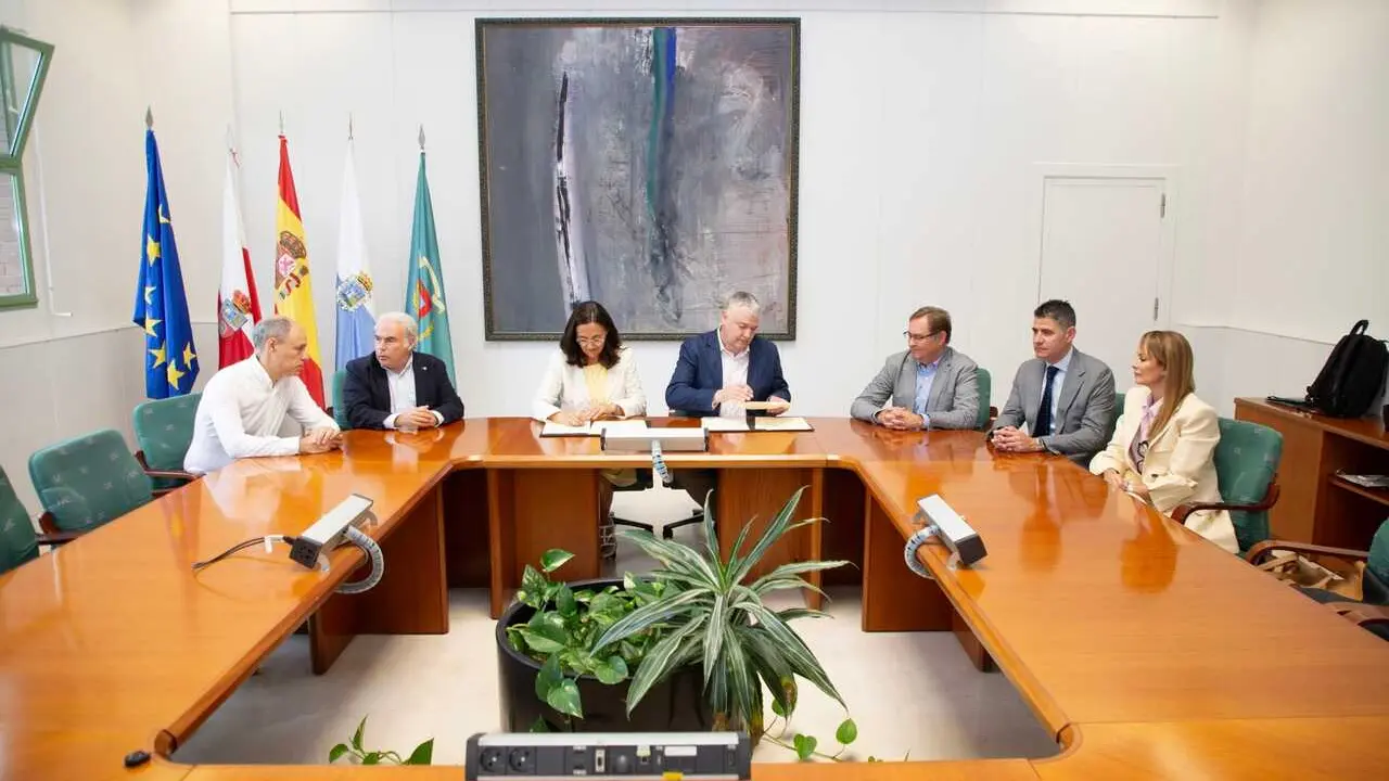 El consejero de Econom&iacute;a, Hacienda, Financiaci&oacute;n Auton&oacute;mica y Fondos Europeos, Luis &Aacute;ngel Ag&uuml;eros, firma el convenio para financiar las actuaciones comprendidas en el Programa Ejecutivo de Gesti&oacute;n Directiva
Nacho Romero &copy;
3 jul 26