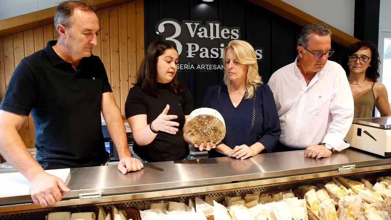 La consejera de Desarrollo Rural, Ganader&iacute;a, Pesca y Alimentaci&oacute;n, Mar&iacute;a Jes&uacute;s Susinos, visita la Queser&iacute;a Tres Valles Pasiegos. 
14 JU&Ntilde;L 26