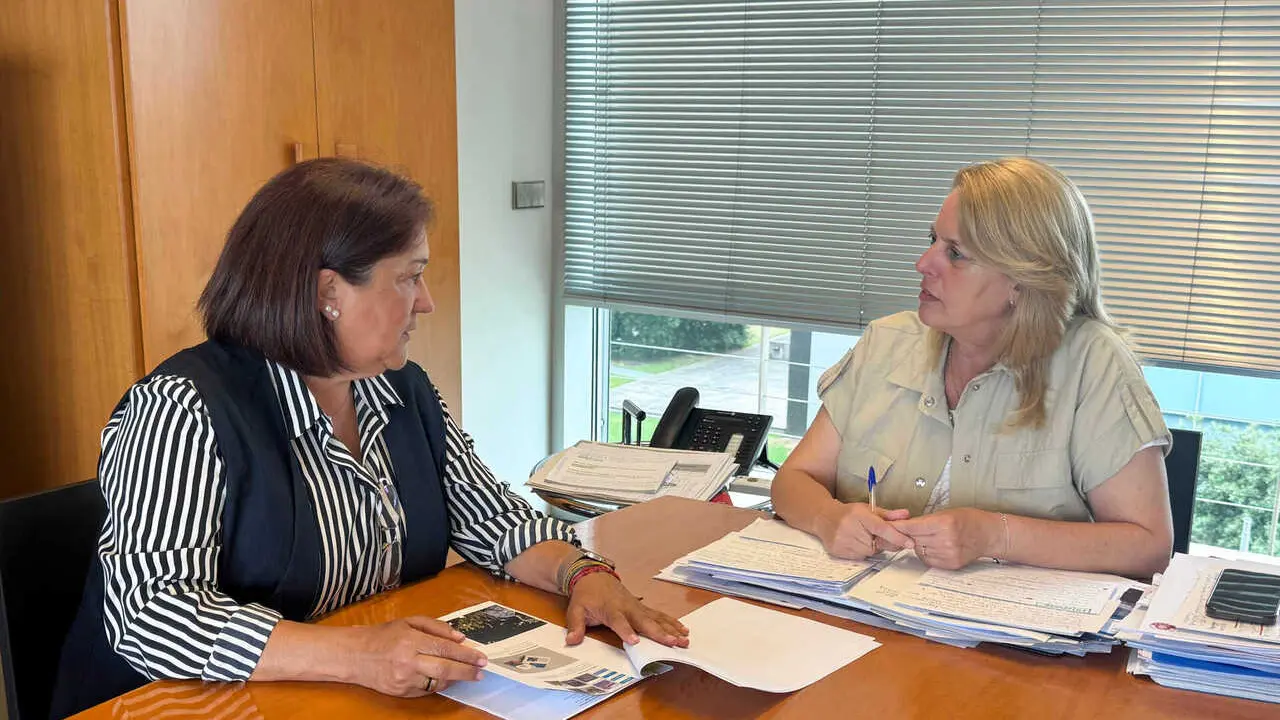 La consejera de Desarrollo Rural, Ganader&iacute;a, Pesca y Alimentaci&oacute;n, Mar&iacute;a Jes&uacute;s Susinos, recibe a la alcaldesa de Cabu&eacute;rniga.
176 JUN 26