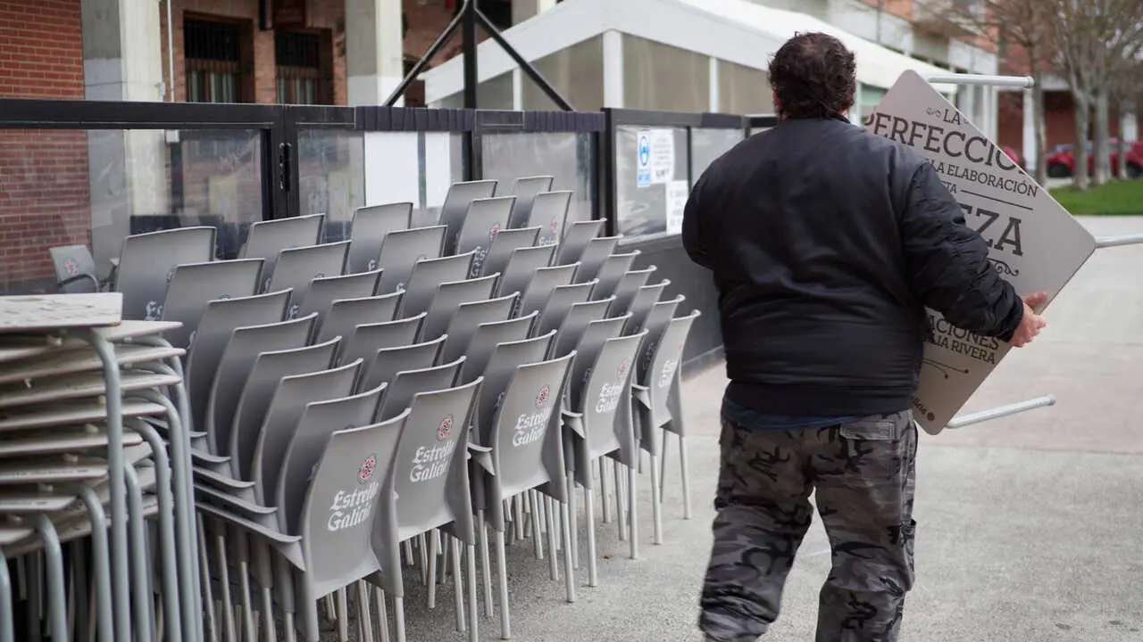Txabo, due&ntilde;o del Bar Ogi, preparando la terraza para la apertura de la misma, en Pamplona , hoy 26 de noviembre de 2020.