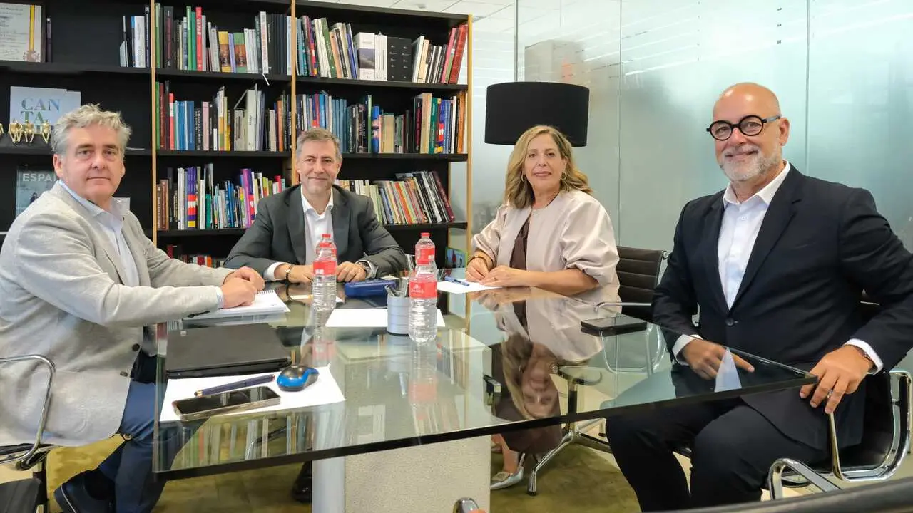 12:00 horas. CANTUR. El consejero de Cultura, Turismo y Deporte, Luis Mart&iacute;nez Abad, se re&uacute;ne con la consejera de &Aacute;rea Insular de Turismo de Fuerteventura, Marlene Figueroa, y el director del Patronato de Turismo de la isla, Mois&eacute;s Jorge Naranjo. 24 de julio de 2026 &copy; Ra&uacute;l Lucio