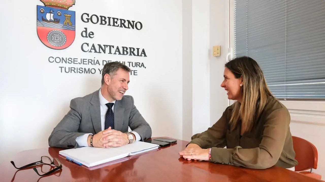 10.30 horas. Despacho del consejero. El consejero de Cultura, Turismo, Deporte, Luis Mart&iacute;nez Abad, recibe a la alcaldesa de Noja, Mireia Maza. 5 de noviembre de 2024 &copy; Ra&uacute;l Lucio