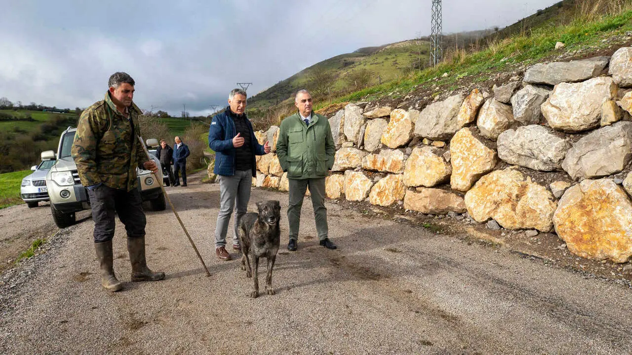 11:00 horas. Reinosa https://bit.ly/49jzWbk

El consejero de Fomento, Vivienda, Ordenaci&oacute;n del Territorio y Medio Ambiente, Roberto Media, visita el asfaltado Y ESCOLLERA  de una carretera en Campo de enmedio. &copy; Miguel De la Parra	4 DIC 24