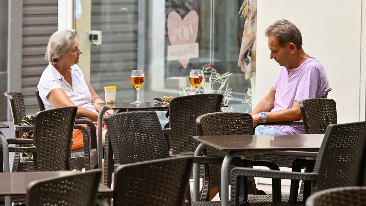 Murcia, 22 Jul. (EUROPA PRESS).- Varias personas se protegen del intenso calor con abanicos mientras un term&oacute;metro marca altas temperaturas en el centro de Murcia, este martes 22 de julio, durante un nuevo episodio de ola de calor que afecta a la Regi&oacute;n de Murcia. Foto: Kiko Asunci&oacute;n / Europa Press.