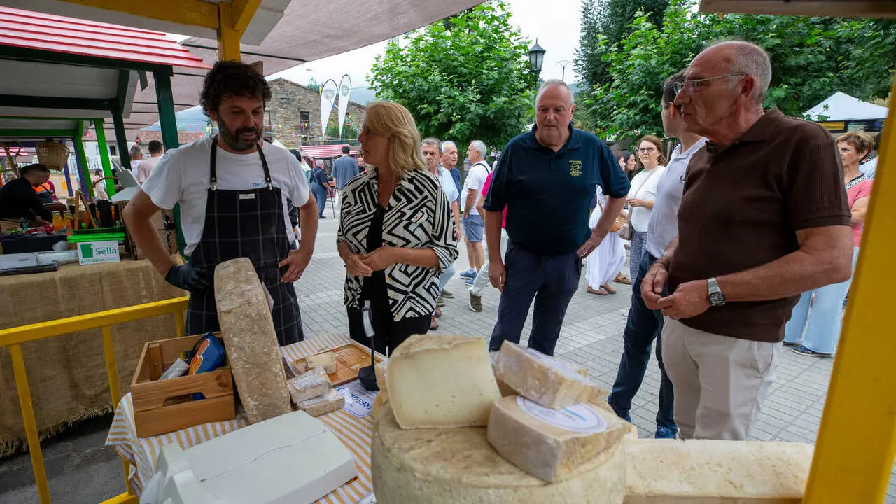 16:30 horas. Pesquera
La consejera de Desarrollo Rural, Ganader&iacute;a, Pesca y Alimentaci&oacute;n, Mar&iacute;a Jes&uacute;s
Susinos, asiste a la inauguraci&oacute;n de la XXXI Feria Internacional del Queso Artesano
de Pesquera. 14 ago 26 &copy;&nbsp;Miguel De la Parra