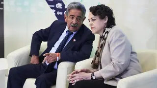 La ministra de Trabajo en funciones, Magadalena Valerio y el presidente del Gobierno de Cantabria, Miguel &Aacute;ngel Revilla, durante la inauguraci&oacute;n del IV Foro de Jovenes L&iacute;deres Mundiales 'Global Youth Leadship Forum', en Santander (Espa&ntilde;a), a 23 de septiem