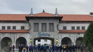 Trabajadores de Sniace se concentran en la f&aacute;brica
