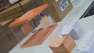 Urnas, cajas y papeletas en el centro log&iacute;stico de las p&oacute;ximas elecciones generales del 10N en Alcal&aacute; de Henares (Madrid), a 31 de octubre de 2019.