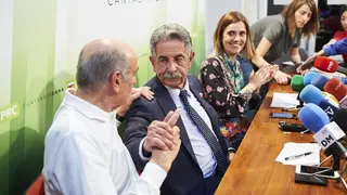El diputado de PRC Jos&eacute; Mar&iacute;a Maz&oacute;n, el candidato a la presidencia de Cantabria por el PRC, Miguel &Aacute;ngel Revilla, y la secretaria de Organizaci&oacute;n del PRC, Paula Fern&aacute;ndez, comparecen en rueda de prensa tras conocer la victoria de su partido.