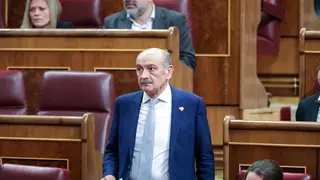 El diputado del PRC, Jos&eacute; Mar&iacute;a Maz&oacute;n, se dirige a intervenir en la primera sesi&oacute;n del debate de investidura del candidato socialista a la Presidencia de Gobierno en la XIV Legislatura en Madrid (Espa&ntilde;a), a 4 de enero de 2020.