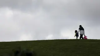 Una ni&ntilde;a pasea con su padre durante el segundo d&iacute;a de desconfinamiento de ni&ntilde;os y preadolescentes durante el estado de alarma 