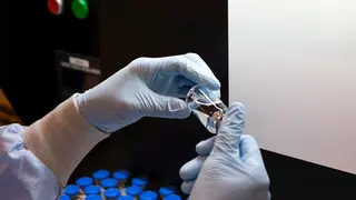 Un trabajor de Gilead trabaja con muestras de Remdesivir, un medicamento antiviral y el primer f&aacute;rmaco aprobado para tratar casos graves de COVID-19.